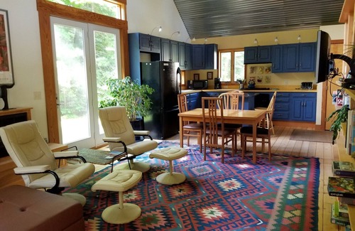 Suttons Bay Cottage | Suttons Bay-Fire Pit, walk to town/beach, brewery, dining