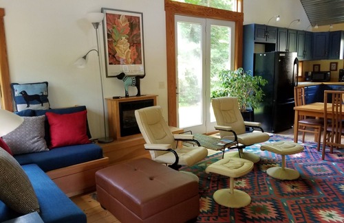 Suttons Bay Cottage | Suttons Bay-Fire Pit, walk to town/beach, brewery, dining