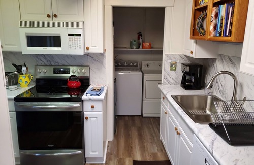 Suttons Bay Cottage | Suttons Bay-Pet Friendly-Walk to Brewery, beach, town, shops