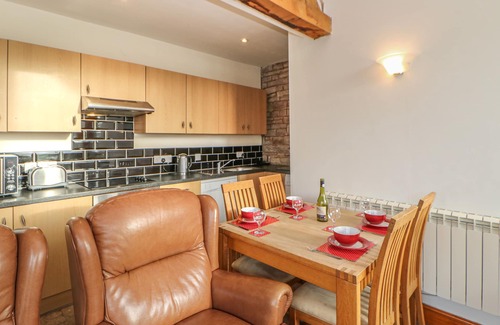 Wing Cottage | SWALLOW COTTAGE, pet friendly, with hot tub in Milton