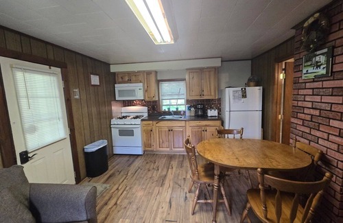 Oakland Cabin | Swallow Falls Cabin 2- Cozy 1-Bedroom Perfect for a Romantic Getaway!