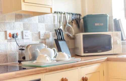 Strefford Cottage | SWALLOW'S NEST, pet friendly, with a garden in Craven Arms