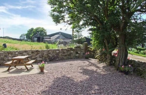 Litton Mill Cottage | SWALLOWS BARN, character holiday cottage in Cressbrook