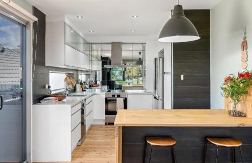 Swansea House | Swan Lake By Coast Hosting