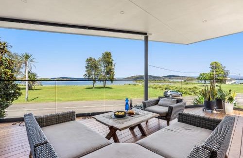 Swansea House | Swan Lake By Coast Hosting