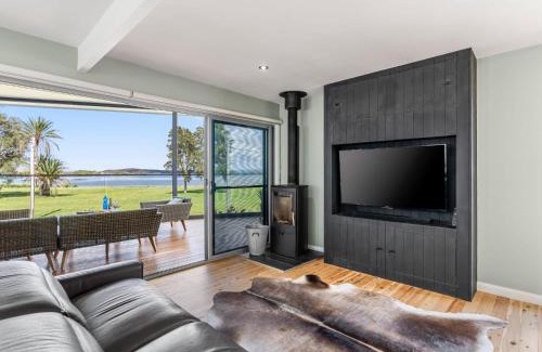 Swansea House | Swan Lake By Coast Hosting