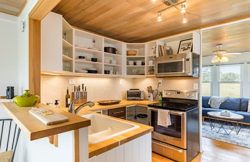 Oak Harbor House | Swan Lake Cottage by AvantStay | Views + Firepit