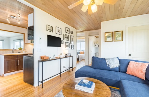 Oak Harbor House | Swan Lake Cottage by AvantStay | Views + Firepit
