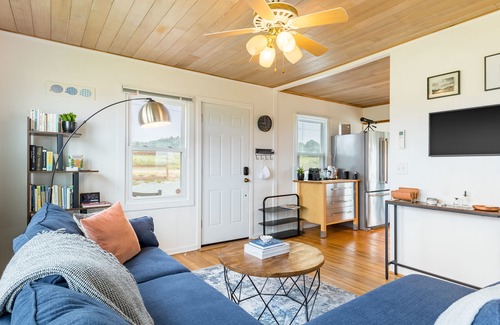 Oak Harbor House | Swan Lake Cottage by AvantStay | Views + Firepit