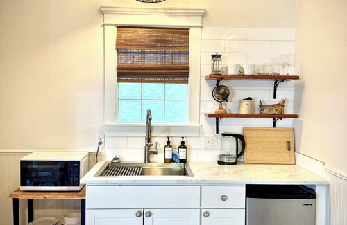 Historic Railroad District House | Swank Boutique Suites | Deluxe King
