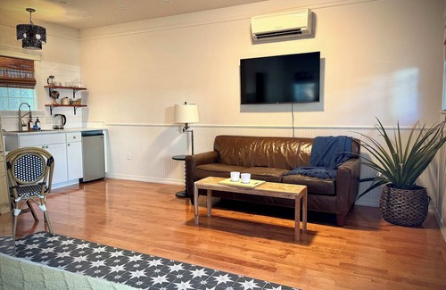 Historic Railroad District House | Swank Boutique Suites | Deluxe King