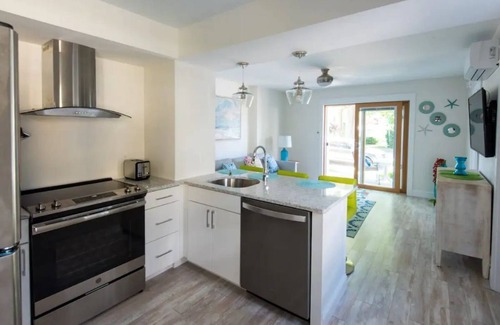 Kennebunk House | Swanky Flat in the Heart of Dock Square, SUPER CLEAN! WALK TO EVERYTHING!
