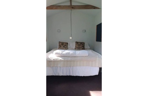 Olney RV Rental | Swans Nest Cabin 4/ 1 King