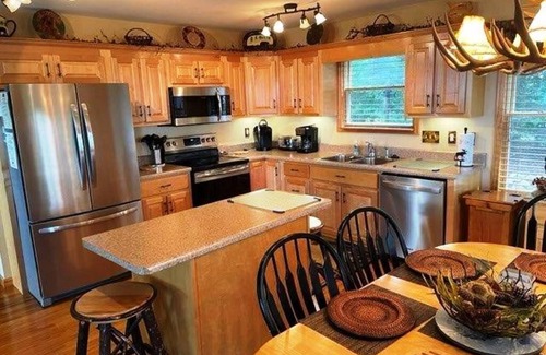 Murphy Cabin | SWEEPING MOUNTAIN VIEWS-POOL TABLE & FOOSBALL-FIBER WIFI & OPEN + SCREENED DECKS