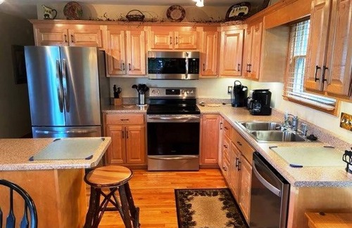 Murphy Cabin | SWEEPING MOUNTAIN VIEWS-POOL TABLE & FOOSBALL-FIBER WIFI & OPEN + SCREENED DECKS