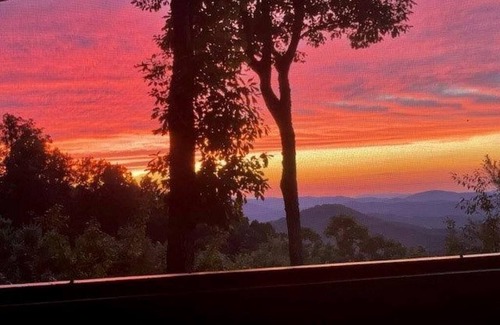 Murphy Cabin | SWEEPING MOUNTAIN VIEWS-POOL TABLE & FOOSBALL-FIBER WIFI & OPEN + SCREENED DECKS