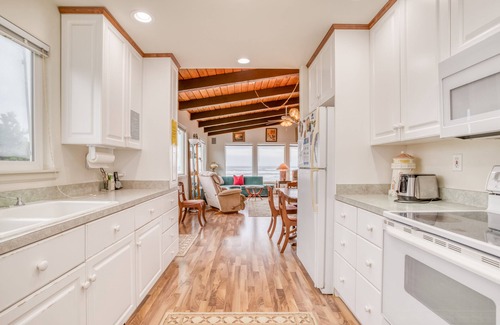 Yachats House | Sweeping Ocean Views From This Beautiful Home with Beach Access Close By!