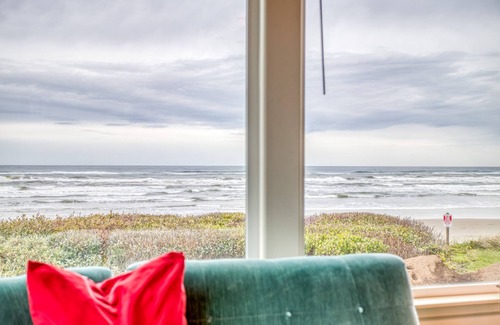 Yachats House | Sweeping Ocean Views From This Beautiful Home with Beach Access Close By!