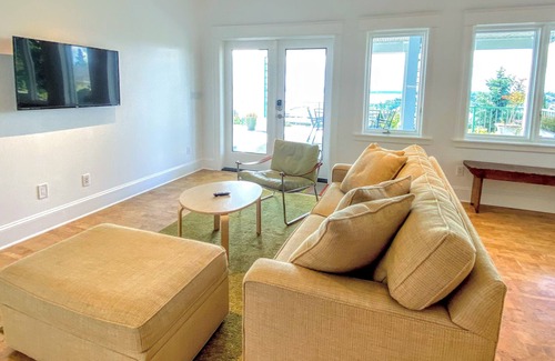 West Queen Anne Apartment | Sweeping Views & Prvt Deck | 2BR w Kitchen+Parking