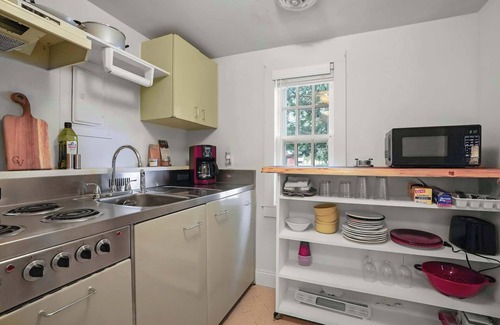 Locustville Apartment | Sweet 1BDR Farm Cottage w/Fire Pit + Creek View