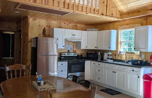 East Bernstadt Cabin | Sweet Cabin. Sleeps 6. Bedroom Queen Bed 2, Loft Two Twin Beds, Queen Sofa 2.