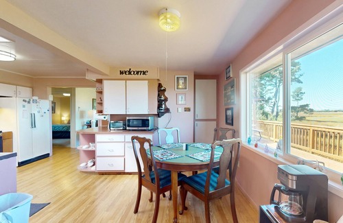 Westport House | Sweet cabin with large deck, free WiFi, near 2 state parks - great surf