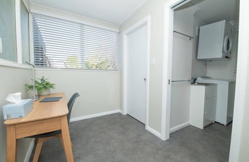 Orange House | Sweet Caroline - Sunny & Spacious, Sleeps 6