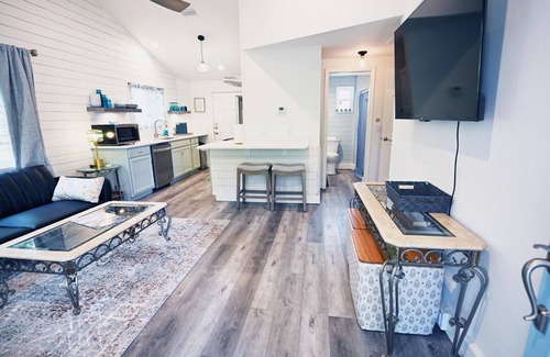 Navarre Cottage | Sweet Cottage with Beach Access