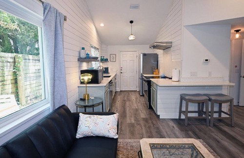 Navarre Cottage | Sweet Cottage with Beach Access