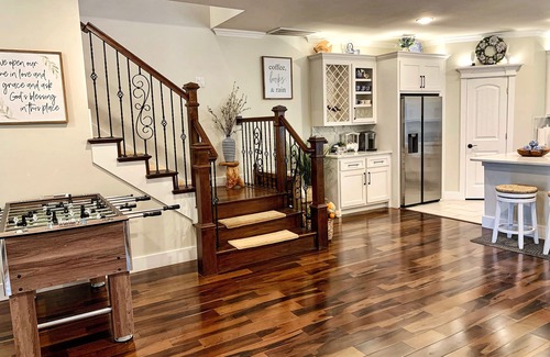 Grand Prairie House | Sweet Escape Homes: Rustic Modern Home next to lake - Center of Dallas & FW