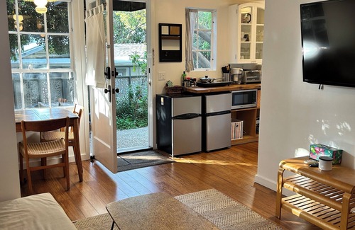 Silver Lake Apartment | Sweet Garden Studio in the Heart of Silver Lake- 30 Night Minimum