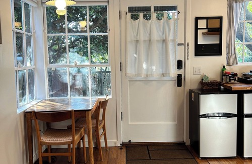 Silver Lake Apartment | Sweet Garden Studio in the Heart of Silver Lake- 30 Night Minimum