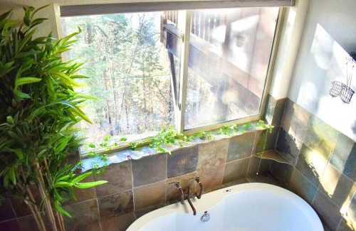 Springville House | Sweet getaway in private Giant Sequoia Grove!