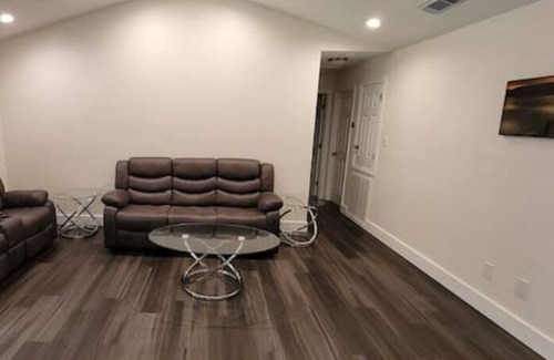 Daphne House | Sweet Home Alabama. Sleeps 14 guests
