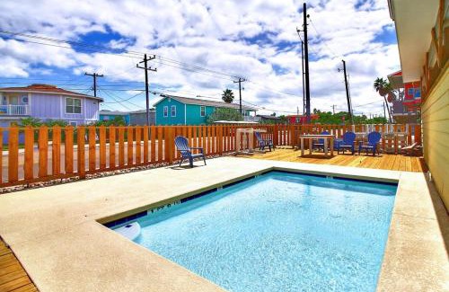Port Aransas House | Sweet Home La Cabana(11th St Bungalows #10)