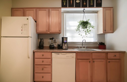 Midtown - Westport House | SWEET! near Downtown PWR & LIGHT Westport KUMC