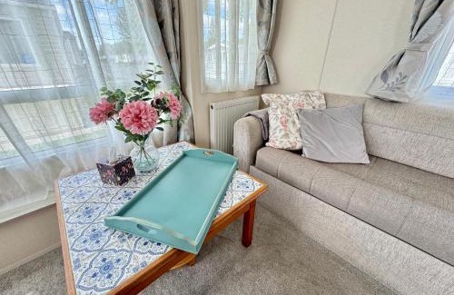 South Cerney House | Sweet Pea Pet Friendly Lodge