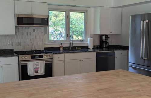 New North End House | Sweet Ranch House 3-bedroom 1.5 bath with private beach access in Burlington