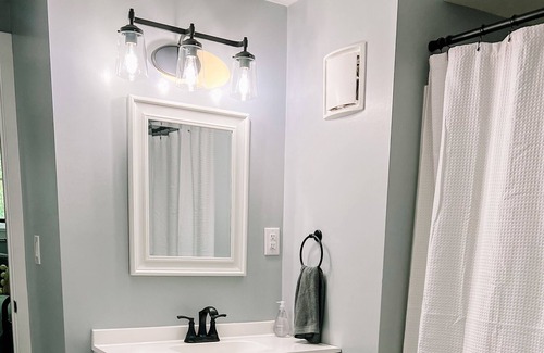 Oakland House | SWEET RETREAT - 10 minutes to ski lodge & lake