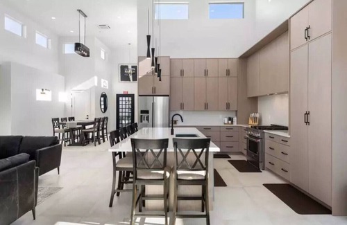 Hurricane House | Sweet Retreat ~ Cooper Rock Golf ~ Pool ~ Hot Tub!