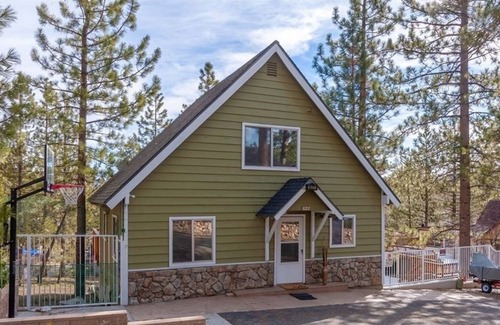 Patton House | Sweet Retreat - Spectacular Little Hideaway, Cozy Family Getaway Near The Lake! 3 Bedroom Home