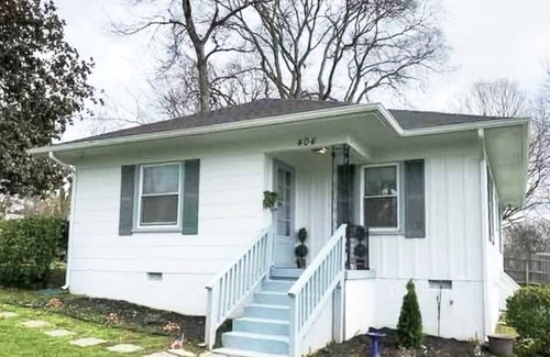 Columbia House | Sweet Southern Cottage~Walk to Charming Columbia