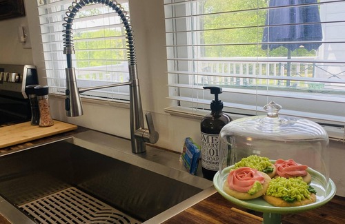 Clarkesville Cottage | Sweet Tea Cottage. 11 miles to Helen and 2 Miles to Downtown Clarkesville.