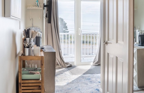 Hampton Hotel | Sweet third floor oceanfront w/kitchenette!