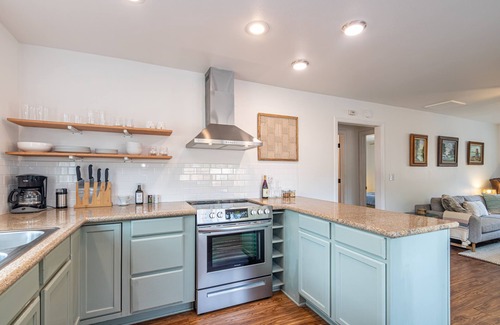 Oakhurst House | Sweet Yosemite Cottage Near the Park Entrance and Bass Lake