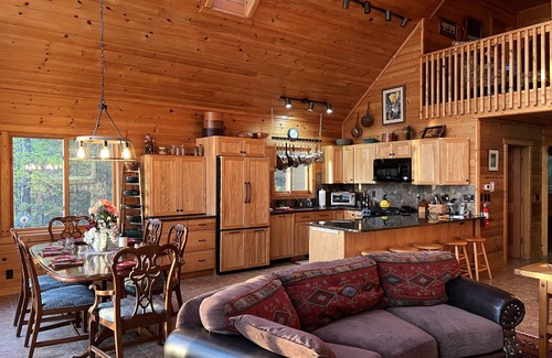Hayward Cabin | Swim/Bike/Fish- Woodhenge Lodge on Lost Land Lake!