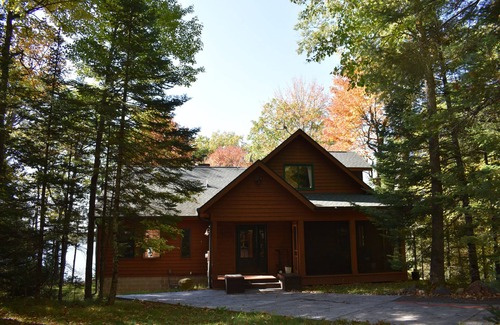 Hayward Cabin | Swim/Bike/Fish- Woodhenge Lodge on Lost Land Lake!