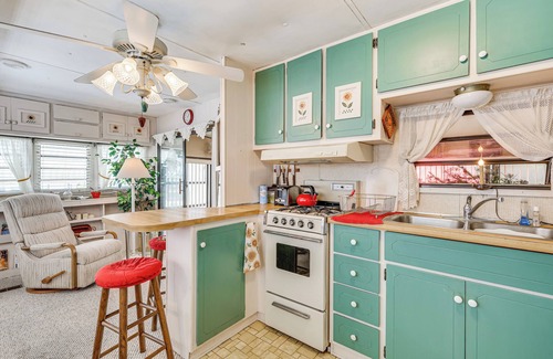 San Carlos Park Cottage | Swim, Fish & Play: Pet-Friendly Gem in Fort Myers