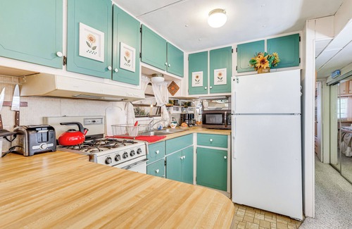 San Carlos Park Cottage | Swim, Fish & Play: Pet-Friendly Gem in Fort Myers