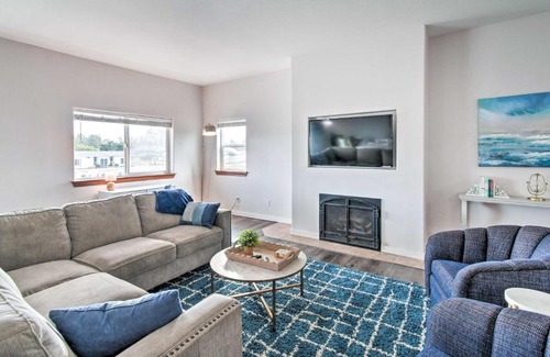 Ocean Shores Apartment | Swim, Hike and Fish Canalfront Gem in Ocean Shores